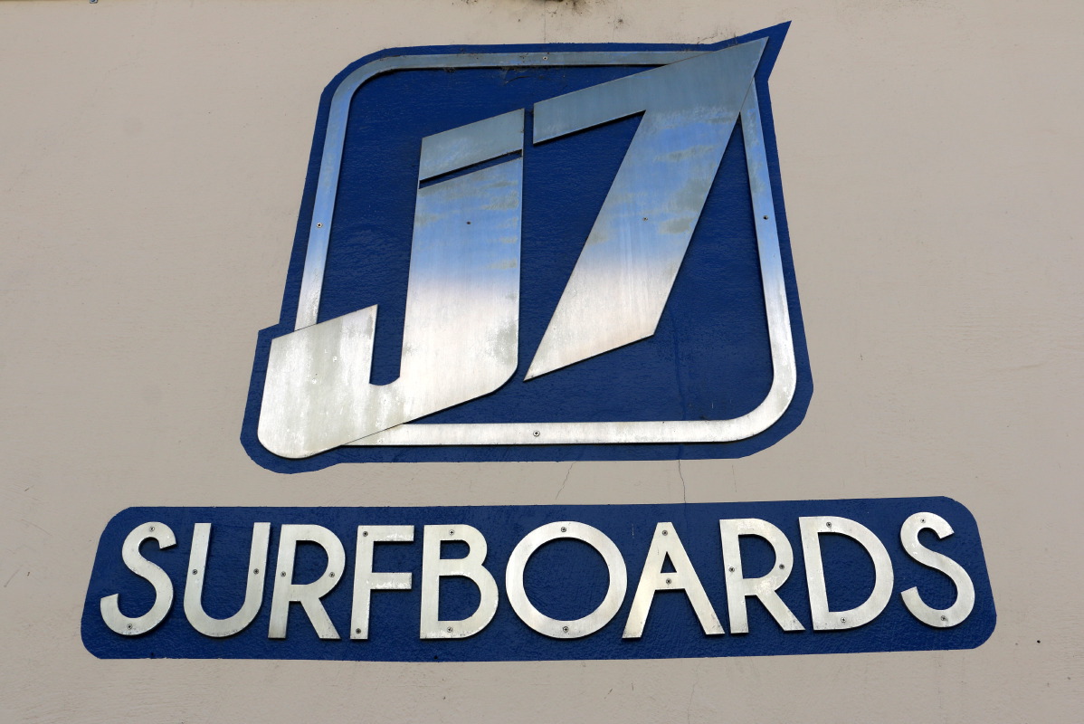 J7 Surfboards logo. Find J7 Surfboards in Santa Barbara Funkzone @ 24 E Mason street. Santa Barbar Google business view - Google Visite virtuelle Santa Barbara / Paris