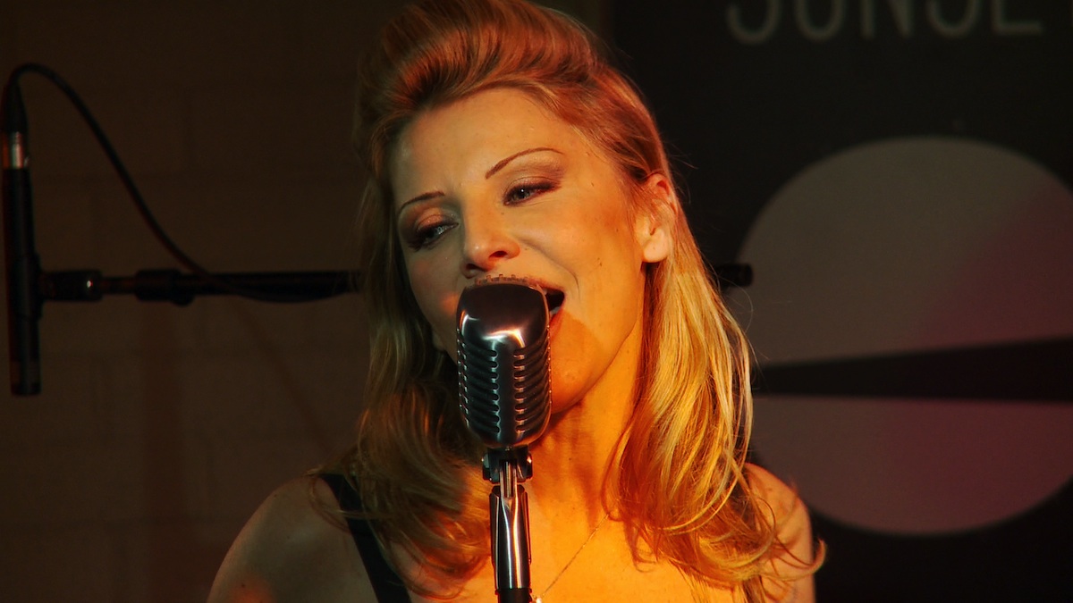 Clara Oleg live in Paris performing "Christmas in July". Video enregistre a Paris au Club de Jazz Sunside Sunset.